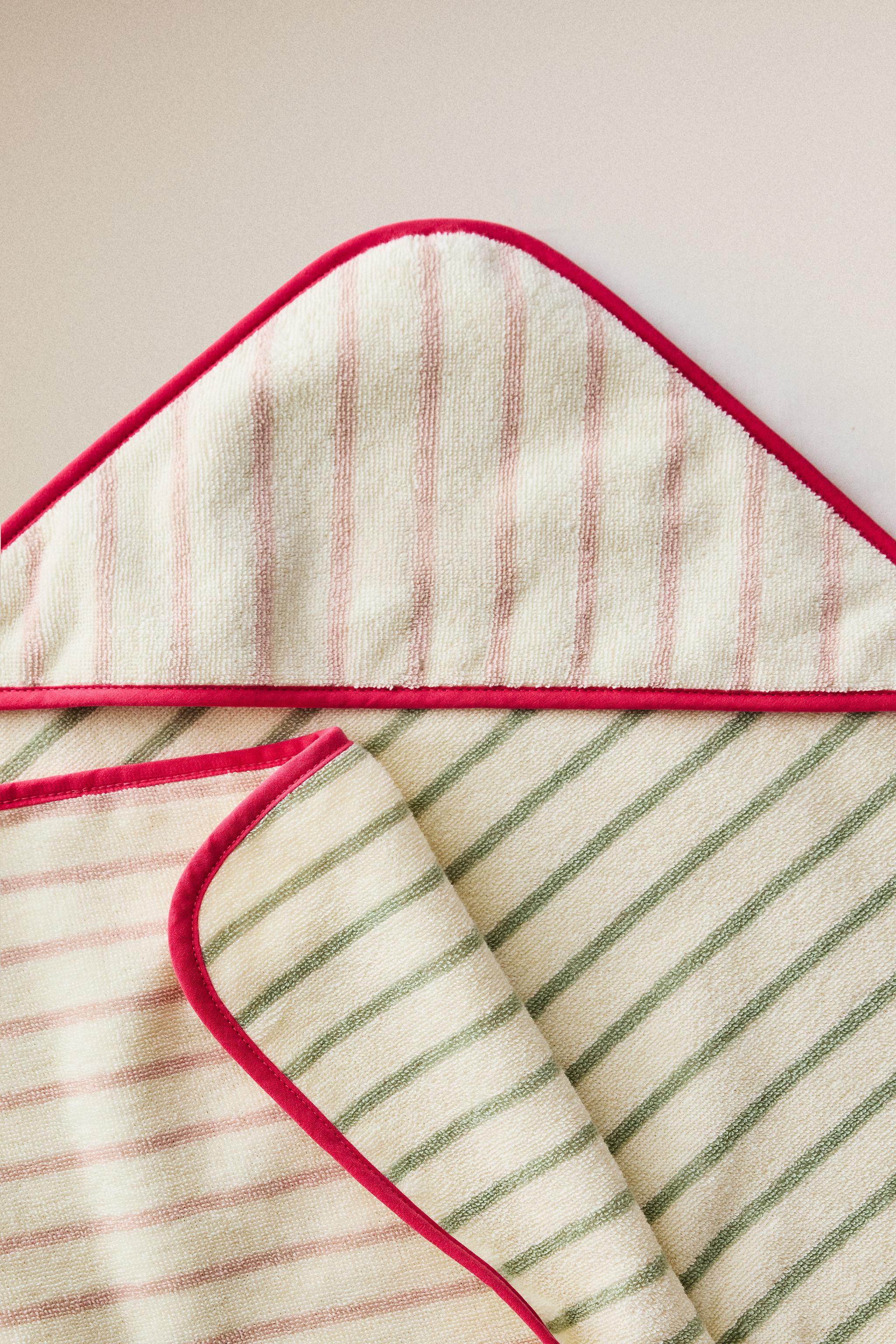 REVERSIBLE STRIPED HOODED BABY TOWEL — Pink