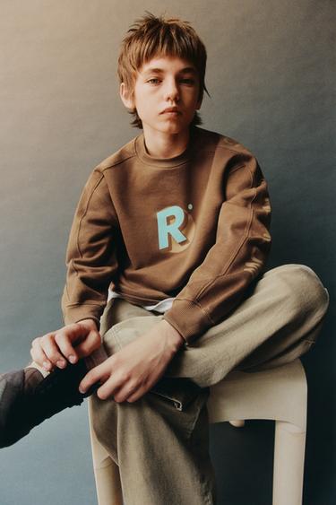 سويت شيرت بنص - بني الخاص بـ Zara