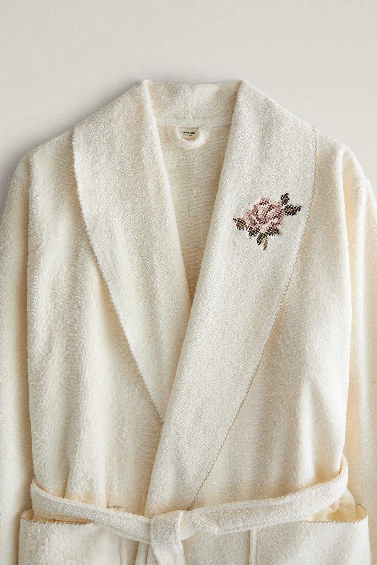 EMBROIDERED PICOT DRESSING GOWN (450 GSM) — Ivory