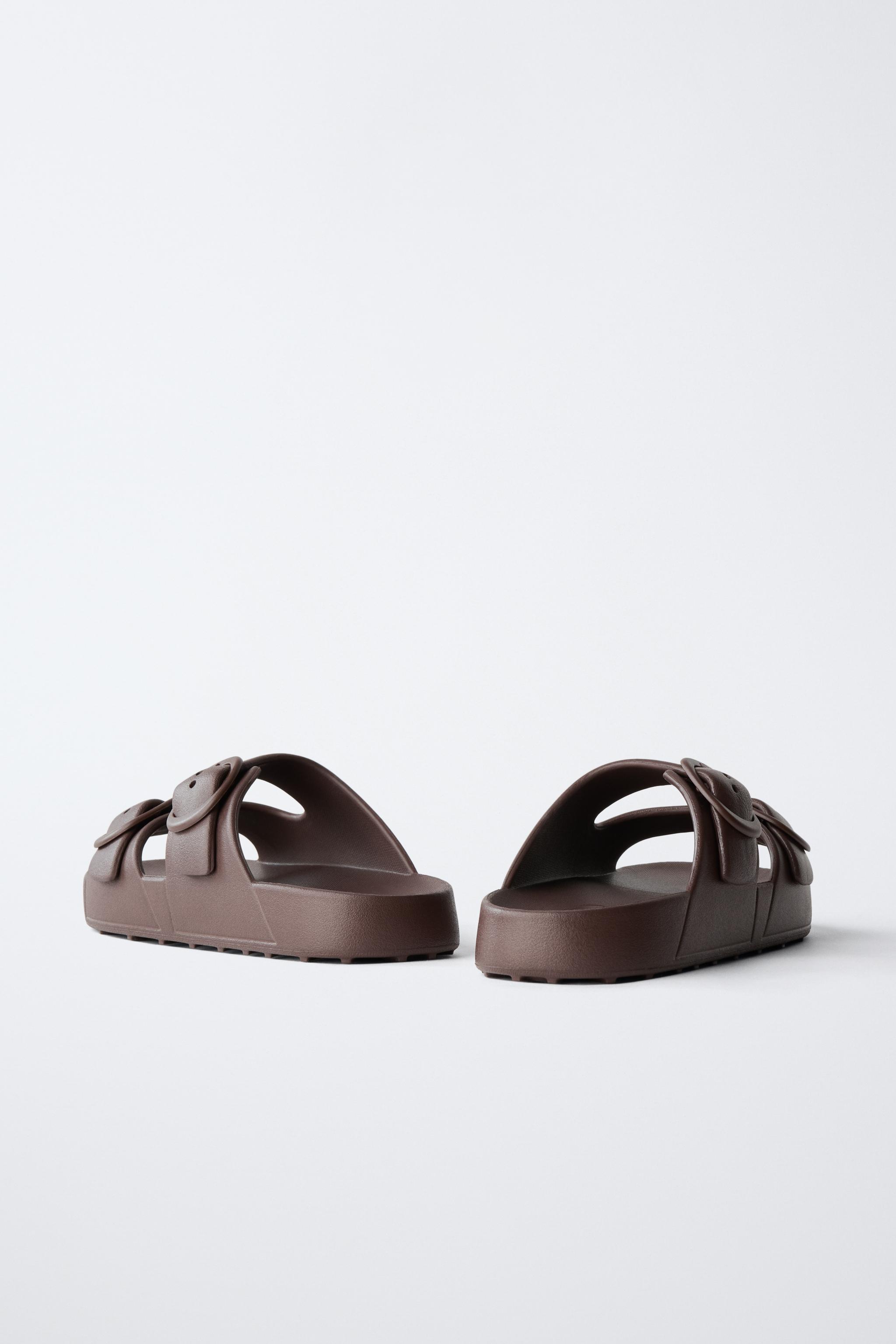 RUBBERIZED BUCKLED SANDALS