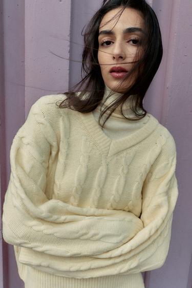 سترة محاكة ناعمة بضفائر - أصفر فاتح الخاص بـ Zara