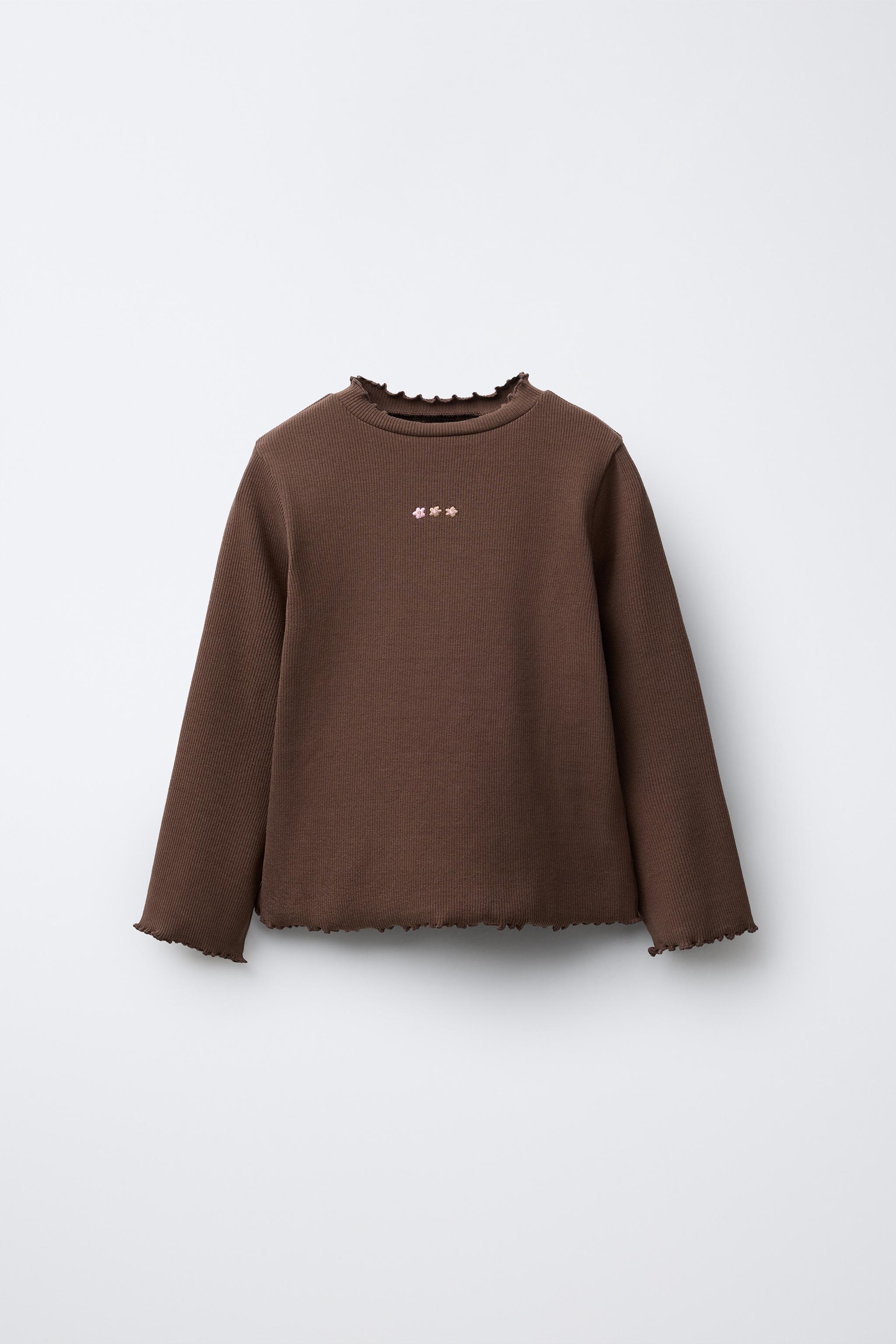 RIBBED TOP WITH EMBROIDERED DETAIL