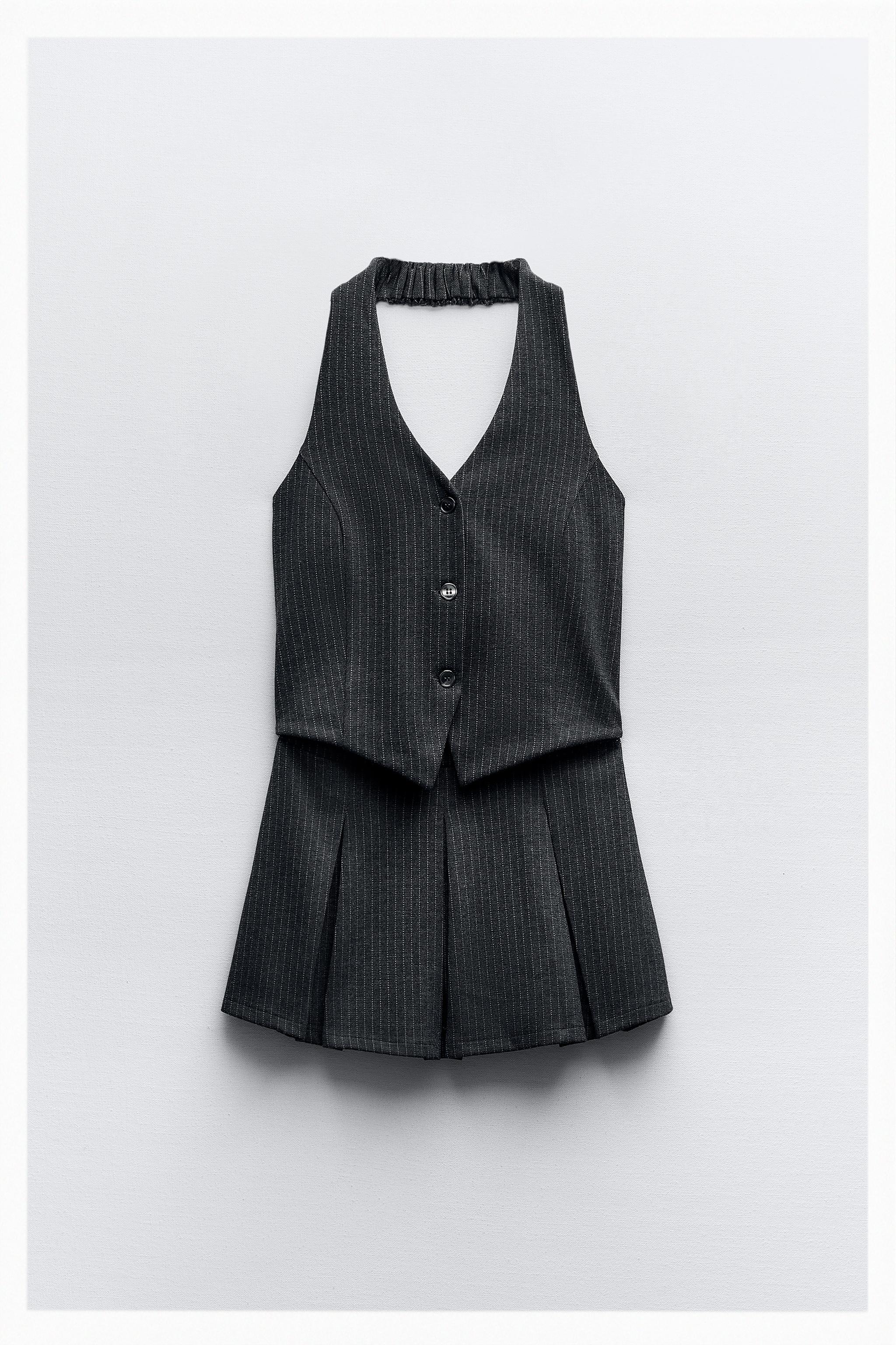 Yubka kiygan gozal opaning yuvinish uchun hammomga borishini koring, ukasi unga aygoqchilik qilyapti