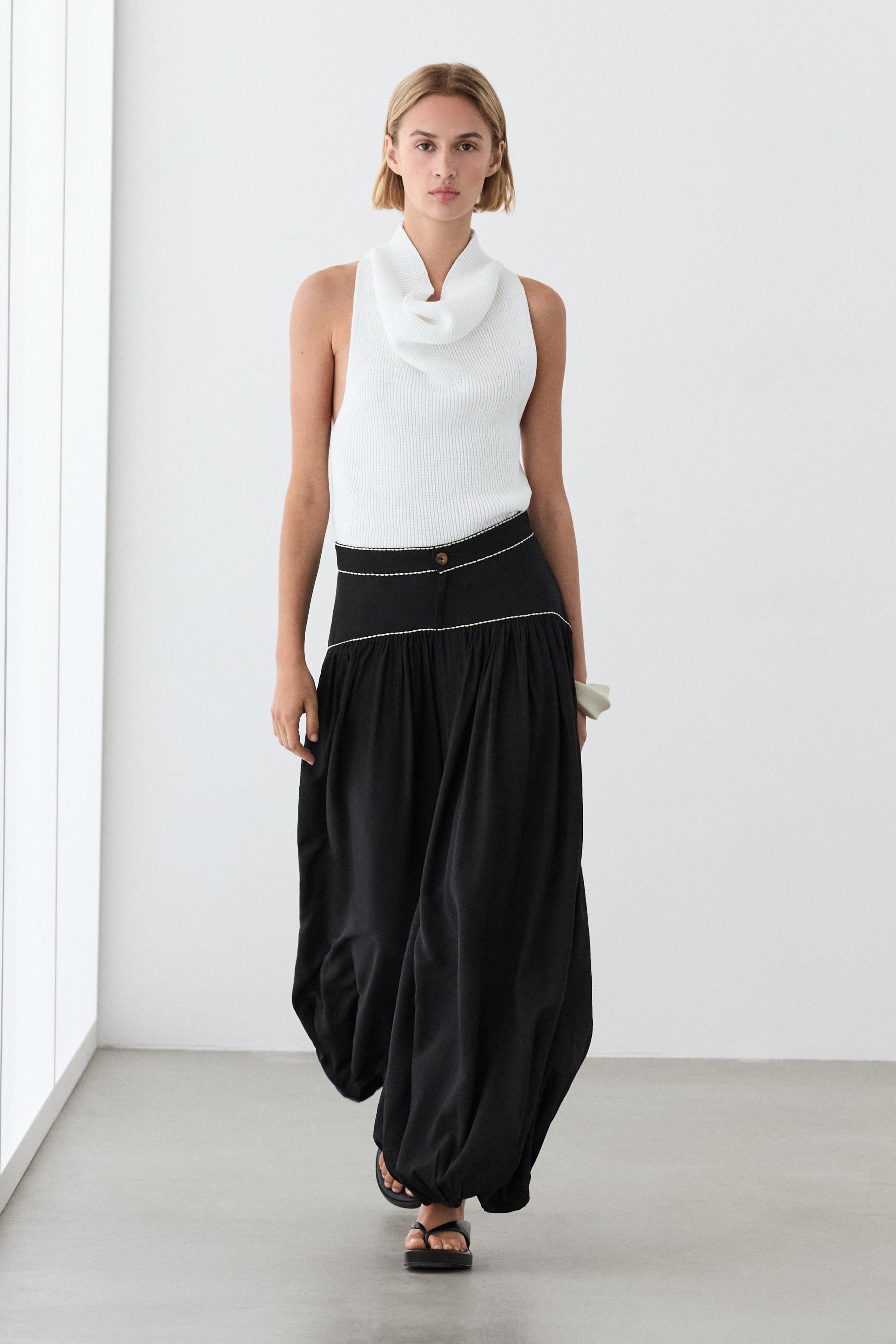 Flowing trousers with contrast detail