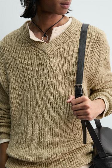 PULL STRUCTURÉ IRRÉGULIER COL EN V - Marron clair de Zara - Image 4