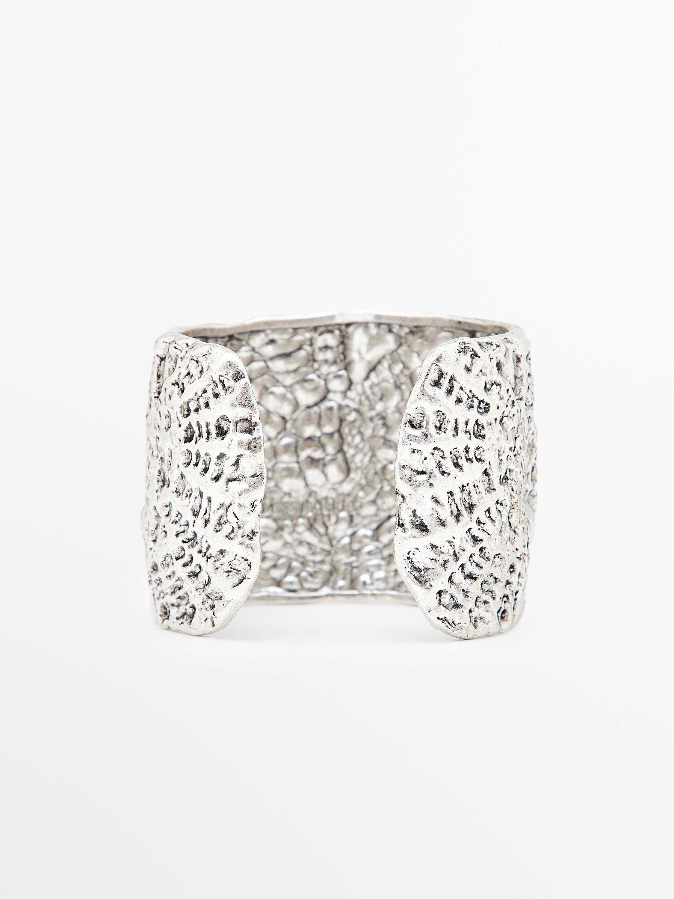 Bracelet manchette en métal texturé