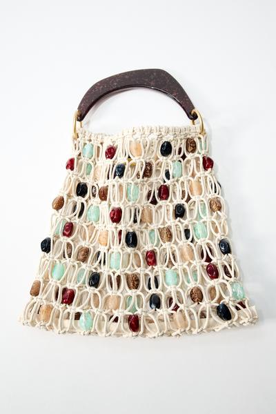 Kabelka s hn�d�m uchem, b�ov�m s�ovan�m designem a barevn�mi kor�lky v odst�nech �erven�, zelen�, �ern� a hn�d�.