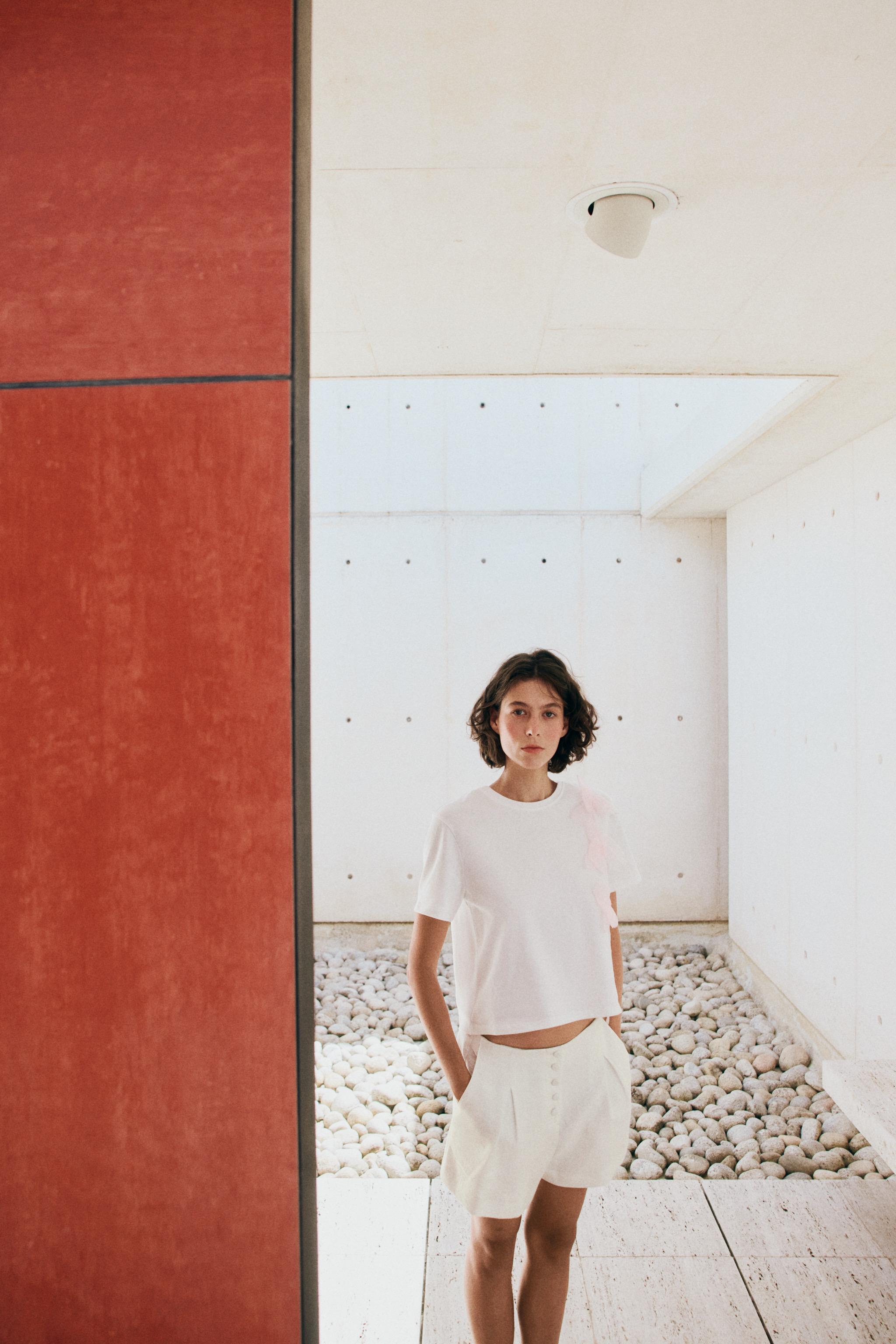 EMBOSSED FLOWER T-SHIRT — White
