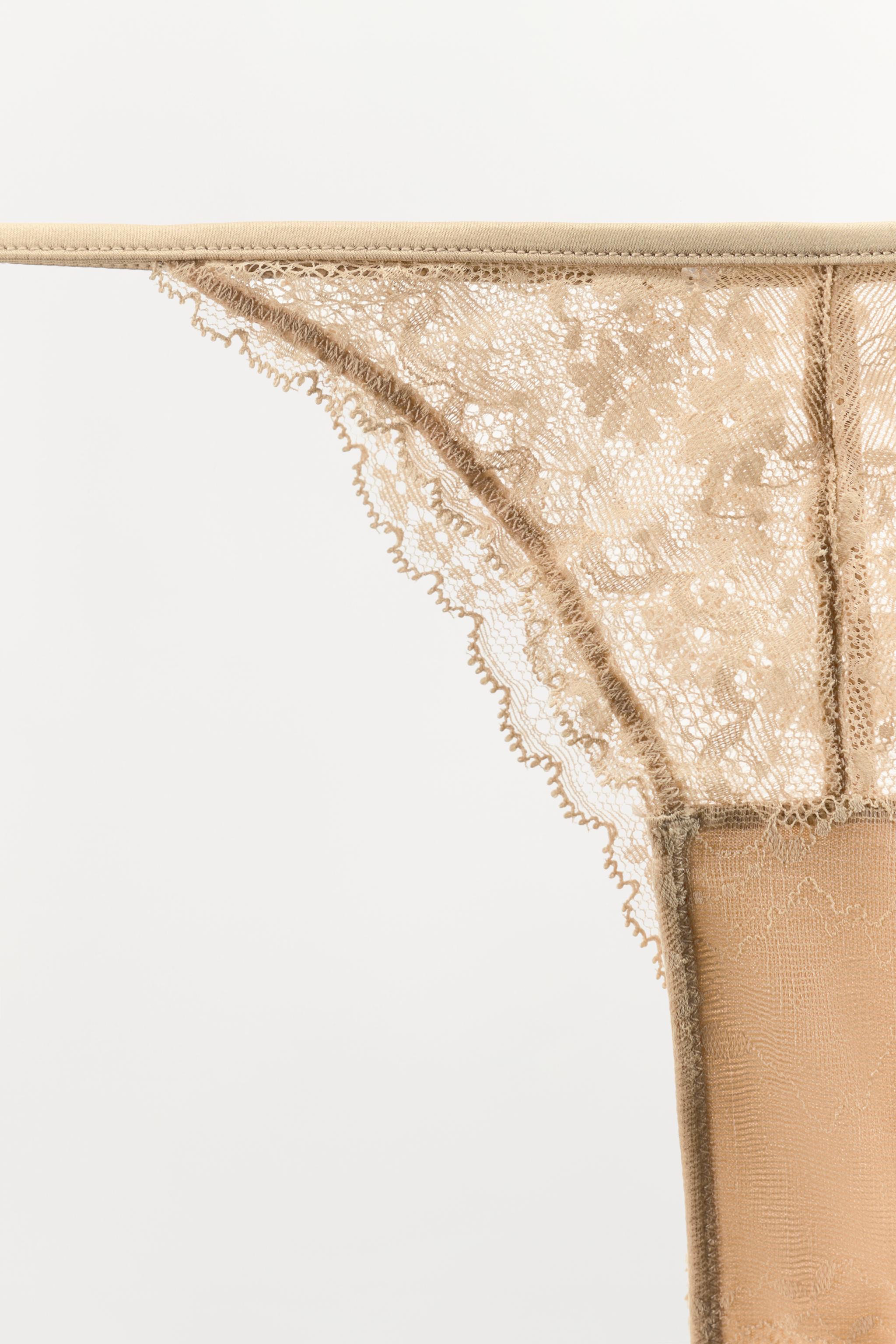 CULOTTE ÉCHANCRÉE EN DENTELLE
