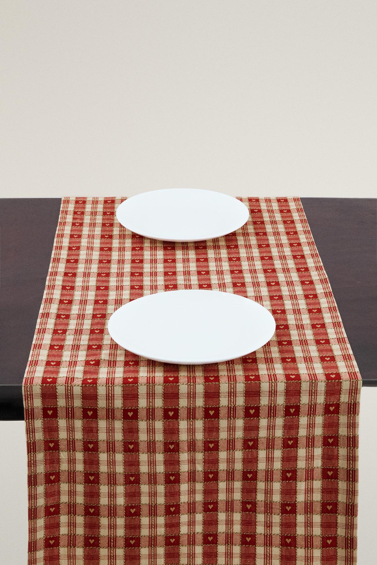 CHRISTMAS HEART CHECK COTTON TABLE RUNNER — Red