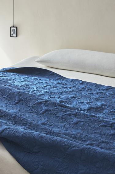 EDREDOM COM RELEVO E FLORES - Azul da Zara