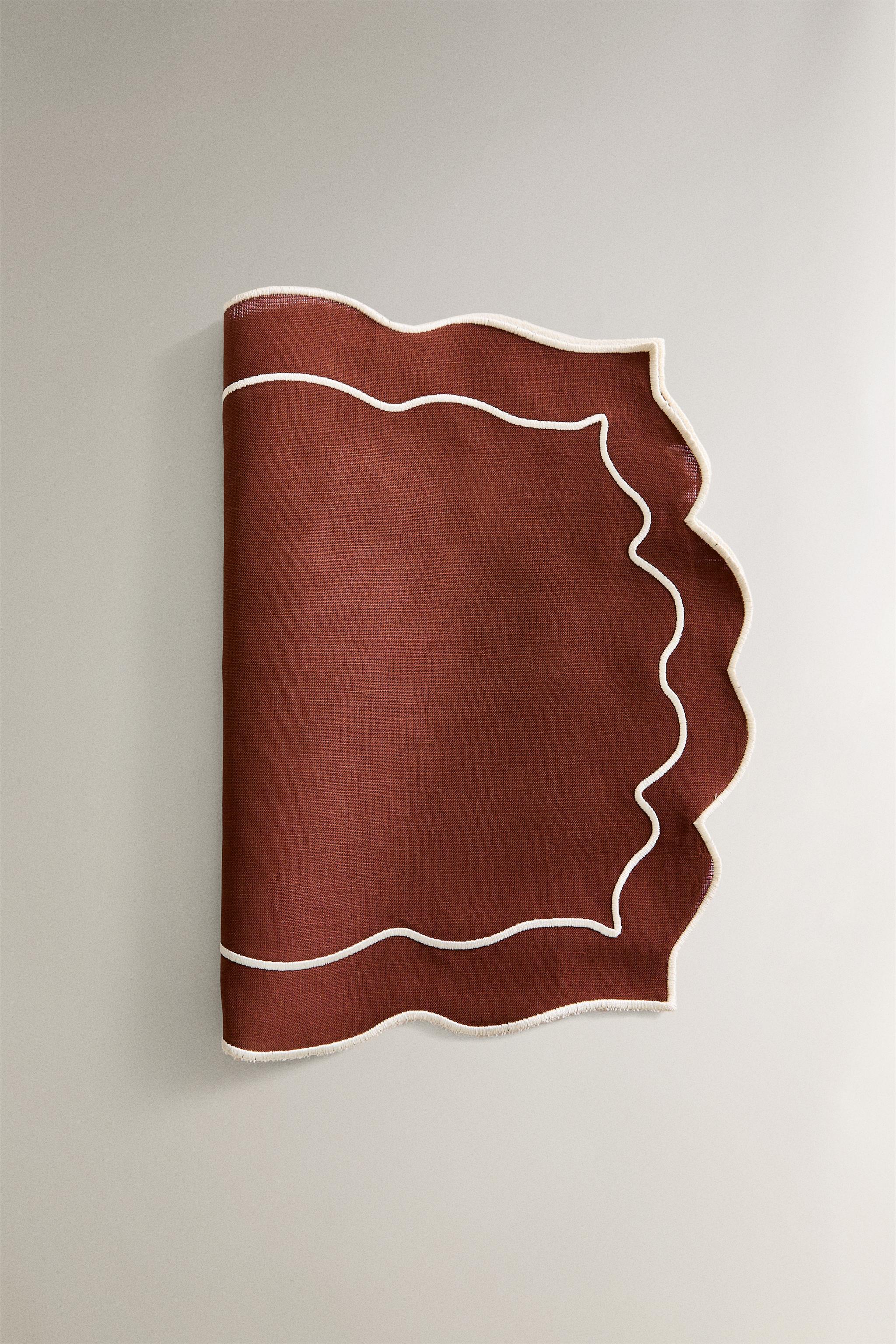 SCALLOPED PLACEMAT