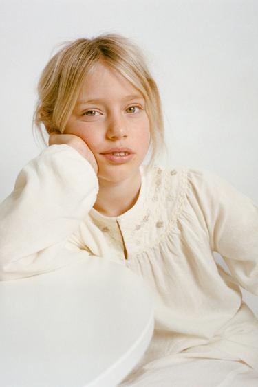 6-14 سنة/ بيجامة بالورود المطرزة - خَام by Zara