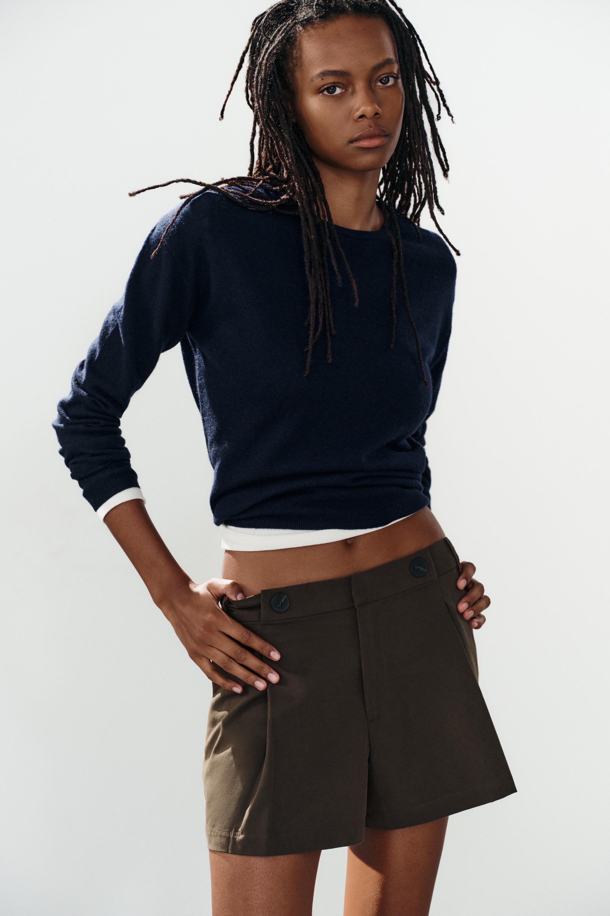 PLEATED BUTTON SHORTS — Brown