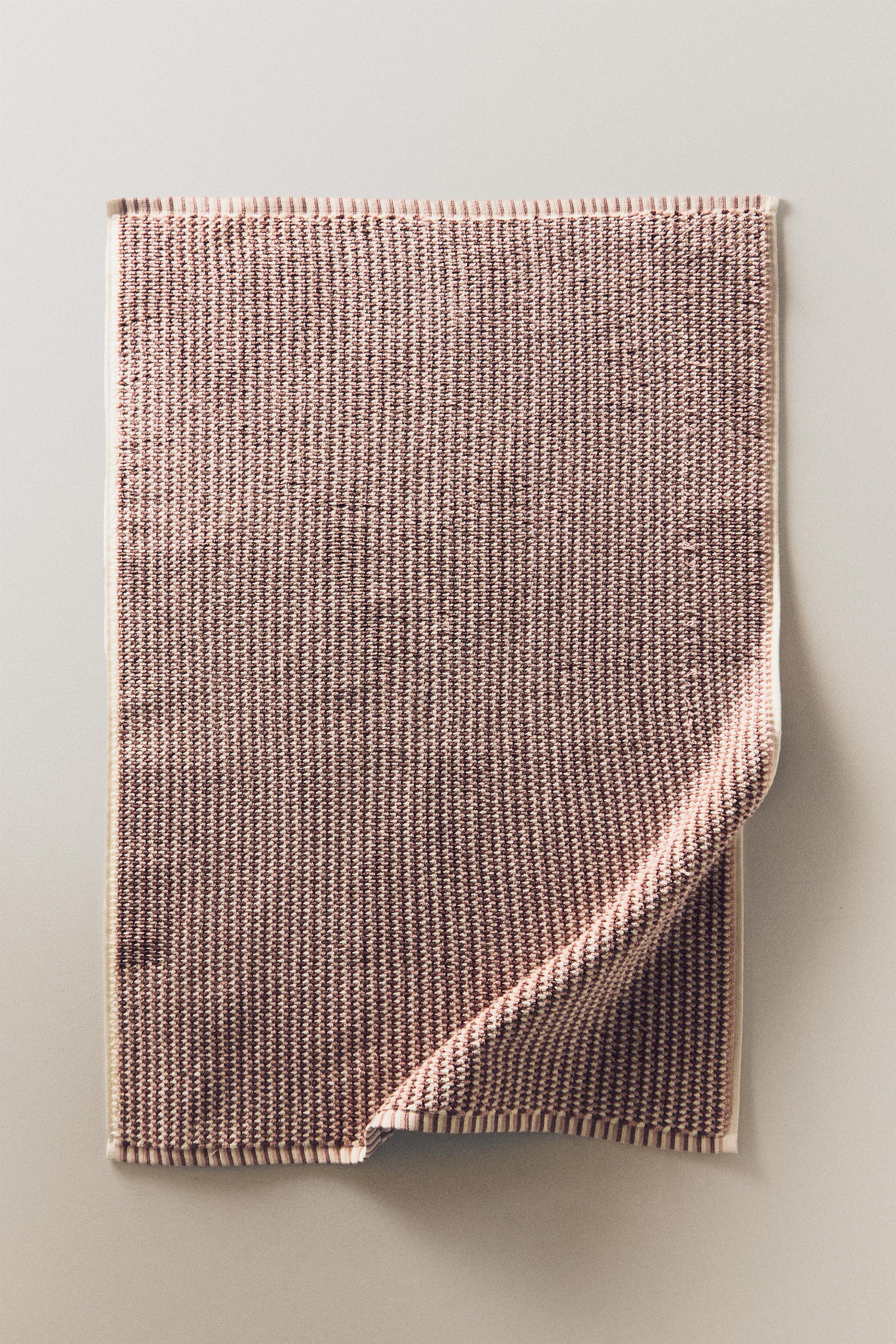 TEXTURED COTTON BATH MAT — Pinks
