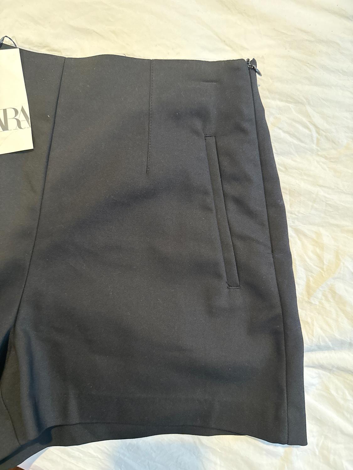 BLACK HIGH RISE SHORTS - Image 3