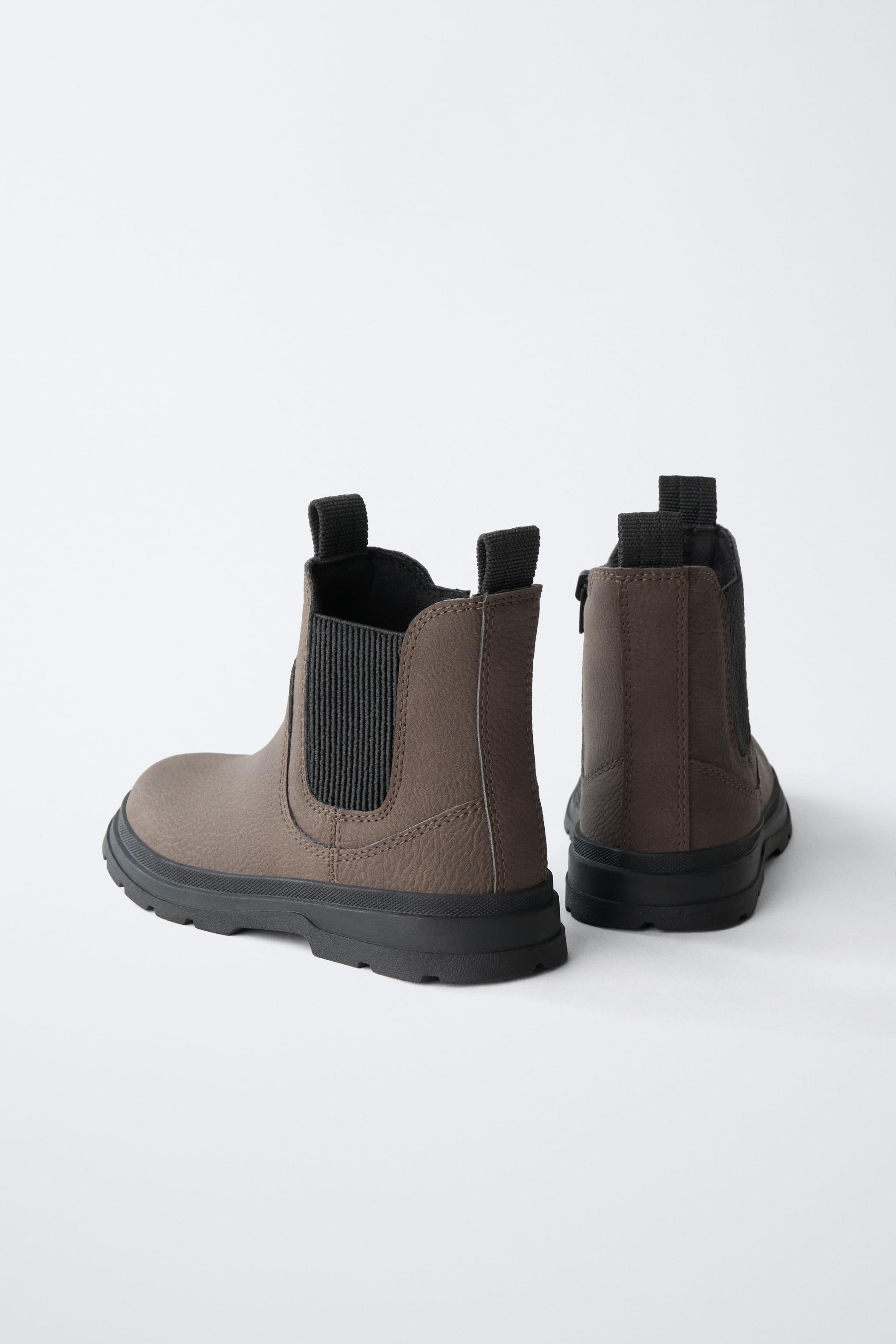 CHELSEA BOOTS