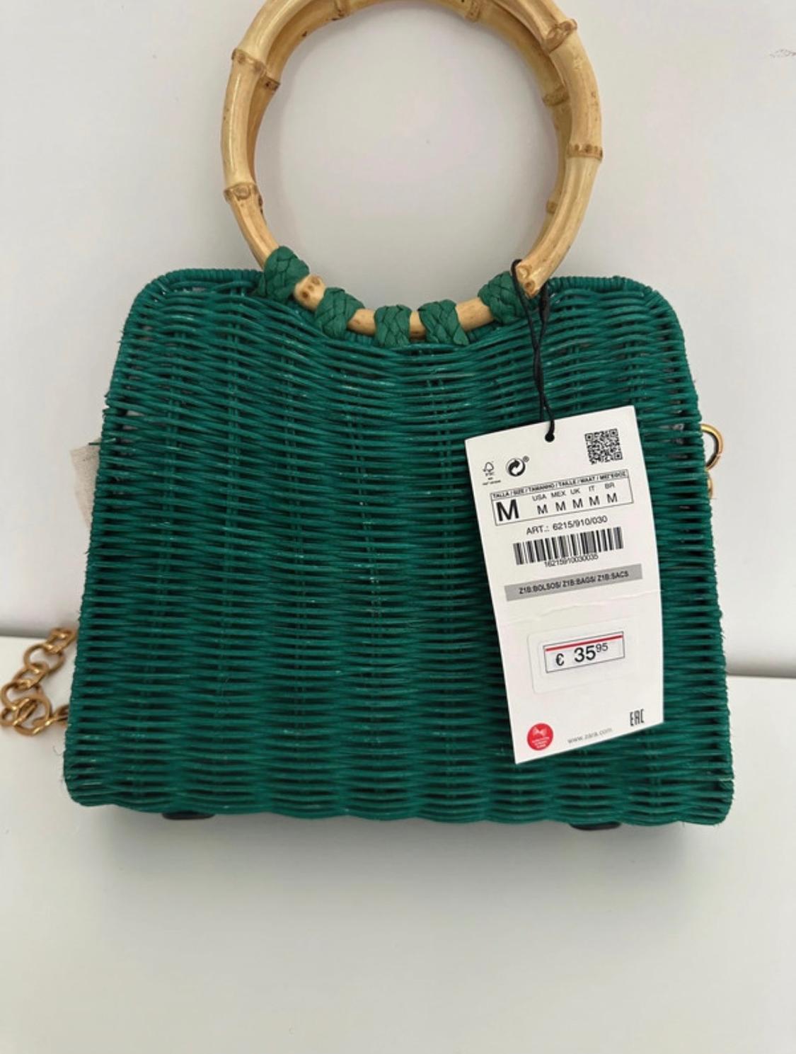 Woven green bag with bamboo handles and gold-tone chain. Label: M, ART.: 6215/910/030, Z18 BAGS / Z18 BAGS / Z18 BAGS, €35.95.