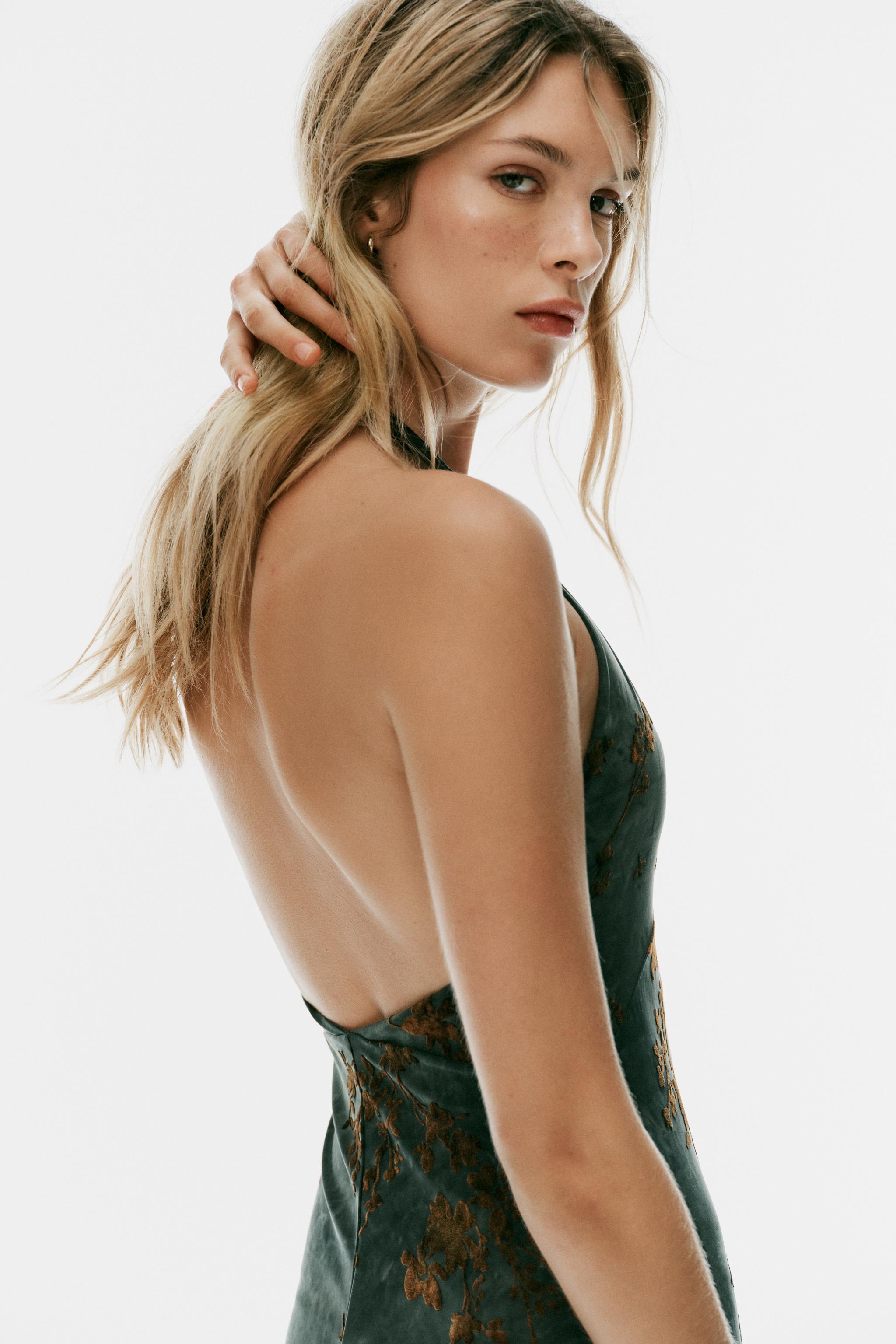ROBE LONGUE HALTER FLOQUÉE