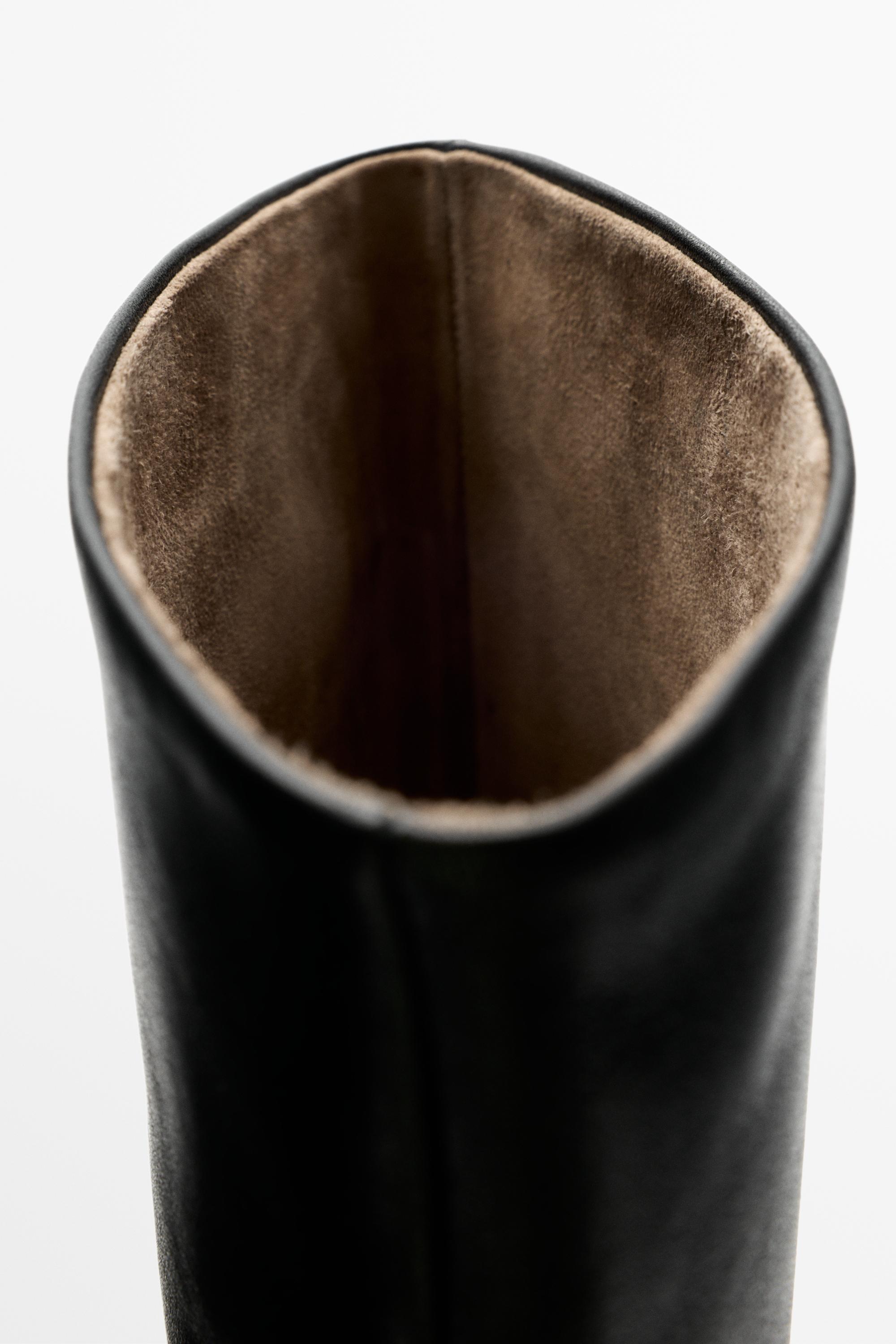 Soft leather heel boot