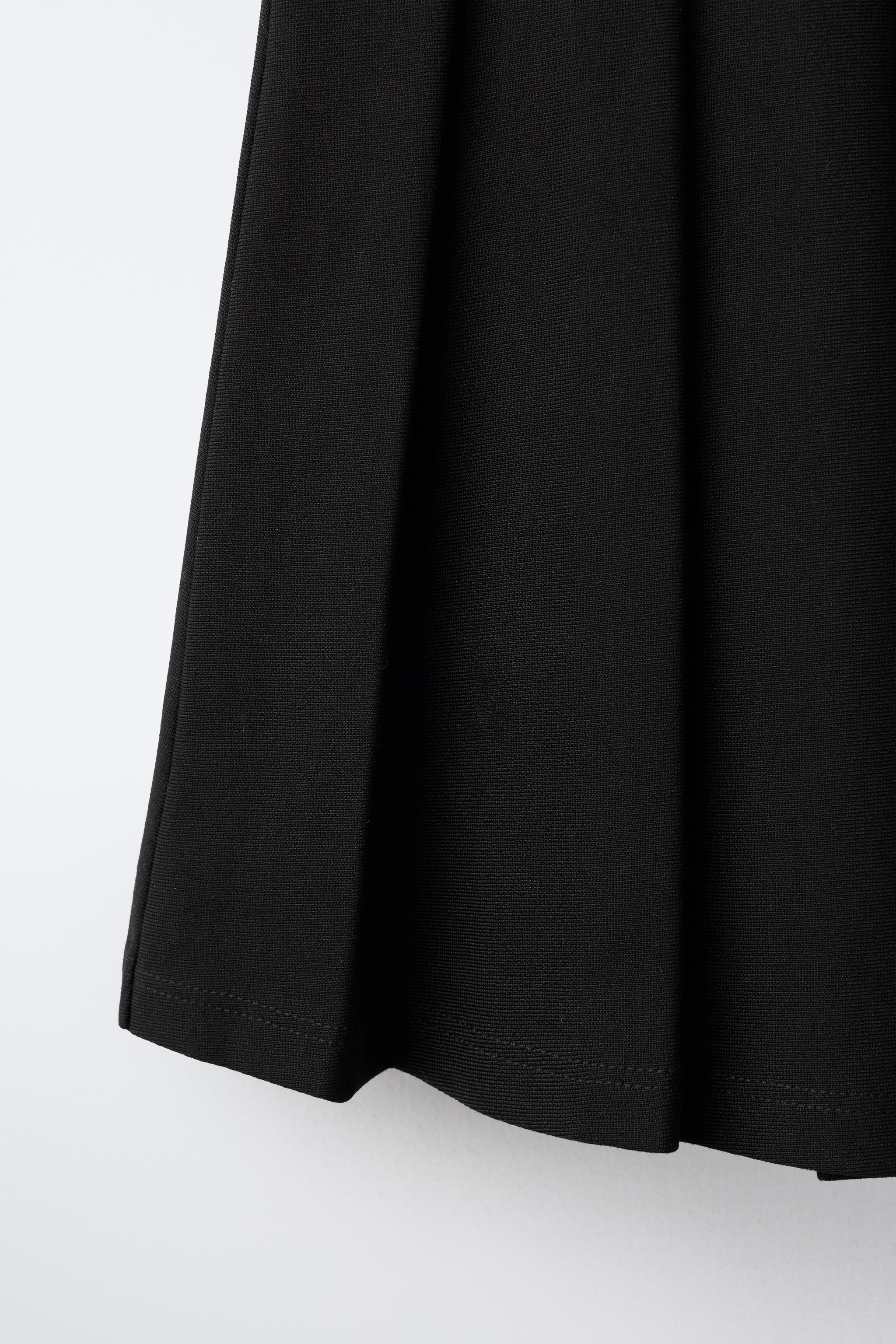 SOLID PLEATED SKIRT