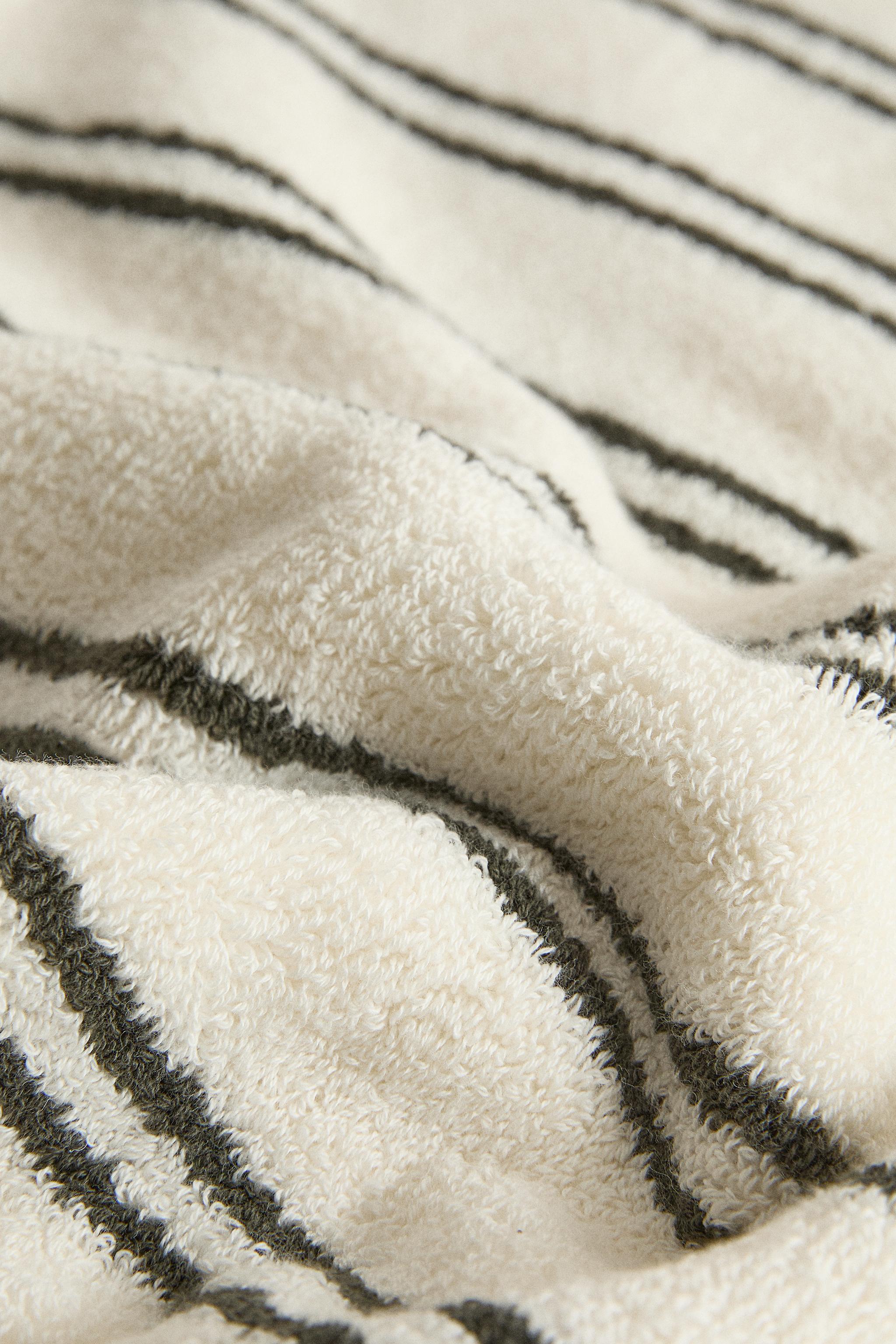 STRIPED ORGANIC COTTON BATH TOWEL (800 GSM)