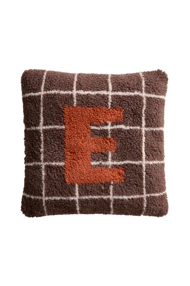 KINDERKISSEN TEDDYFELL BUCHSTABE E - Braun von Zara