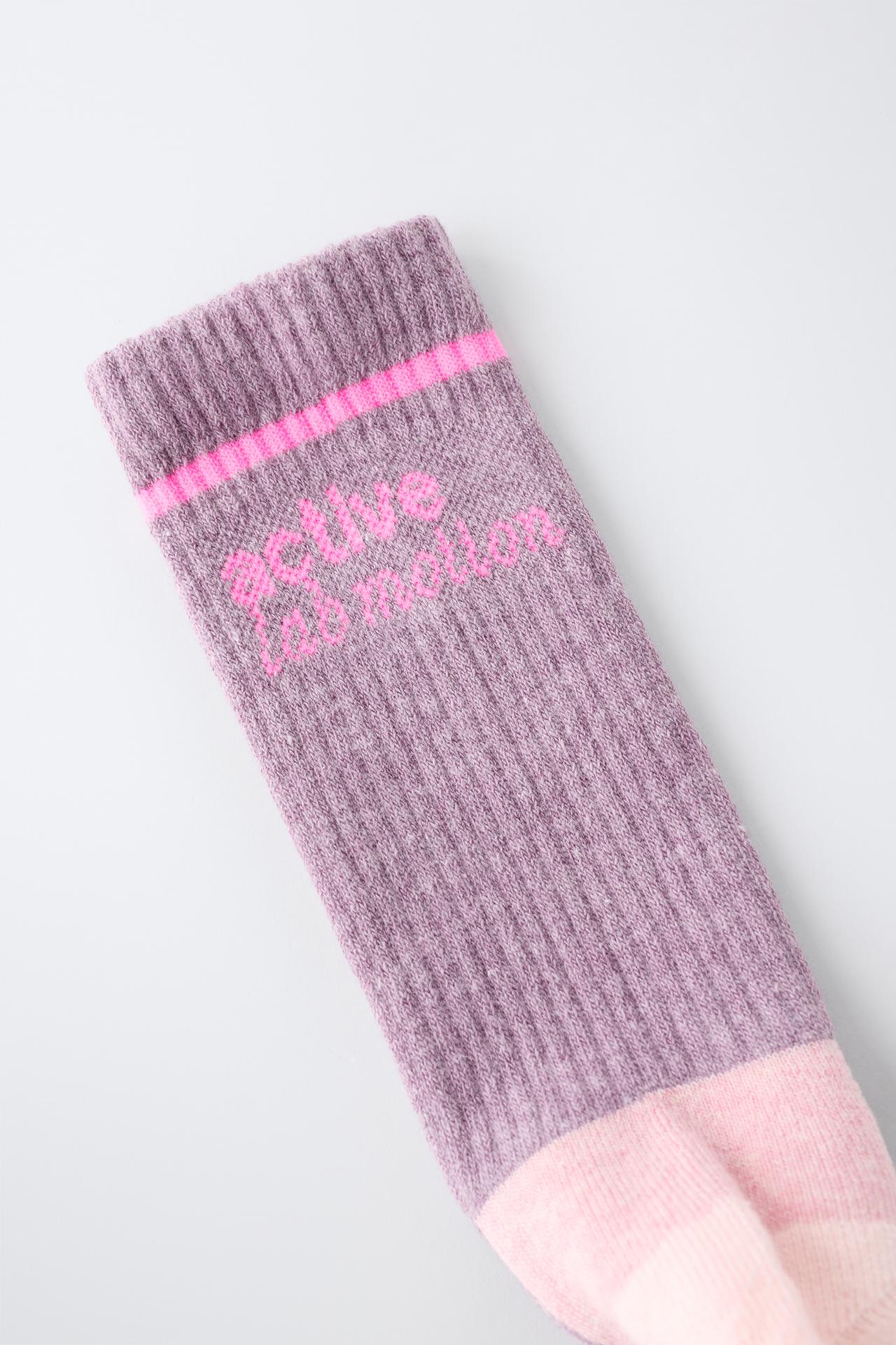TEXT PRINT LONG SOCKS — Pink / Lilac