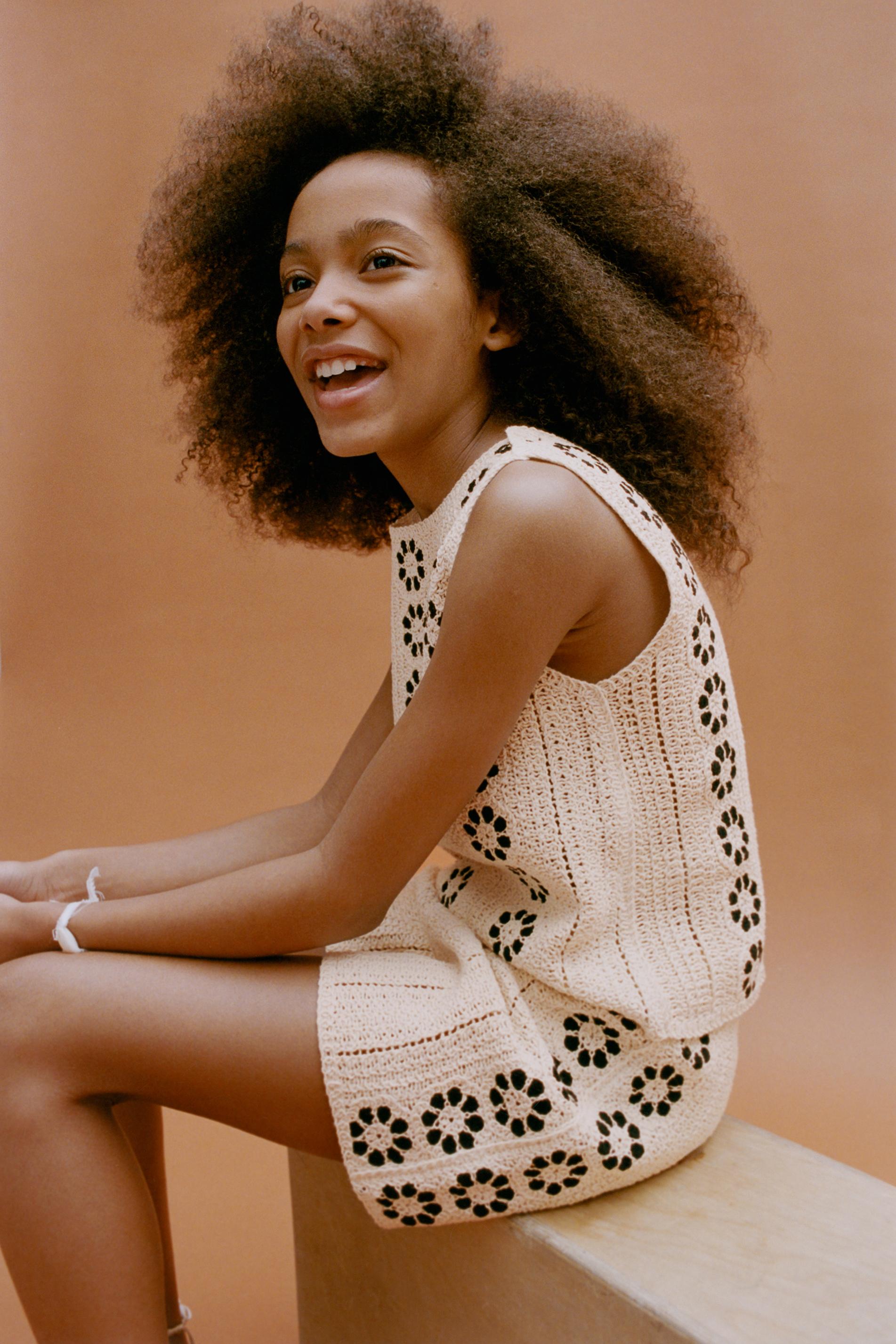 TOP EN MAILLE À FLEURS CROCHET