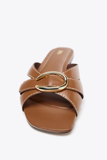 SANDALES CROISÉES DÉTAIL MÉTALLIQUE - Marron de Zara - Image 4