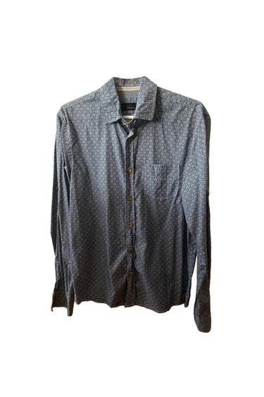 CAMISA ESTAMPADA EN TONO AZUL GRISACEO
