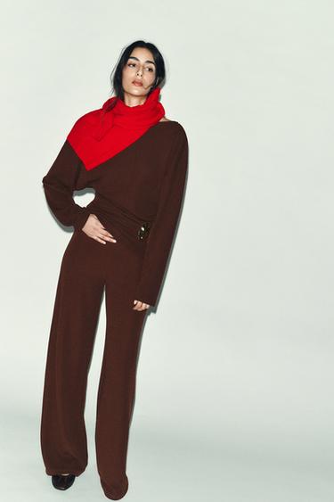 TOP TEXTURA HEBILLA - Marrón de Zara