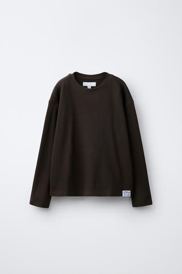 CAMISETA COM ESTRUTURA DE ETIQUETA - Marrom da Zara