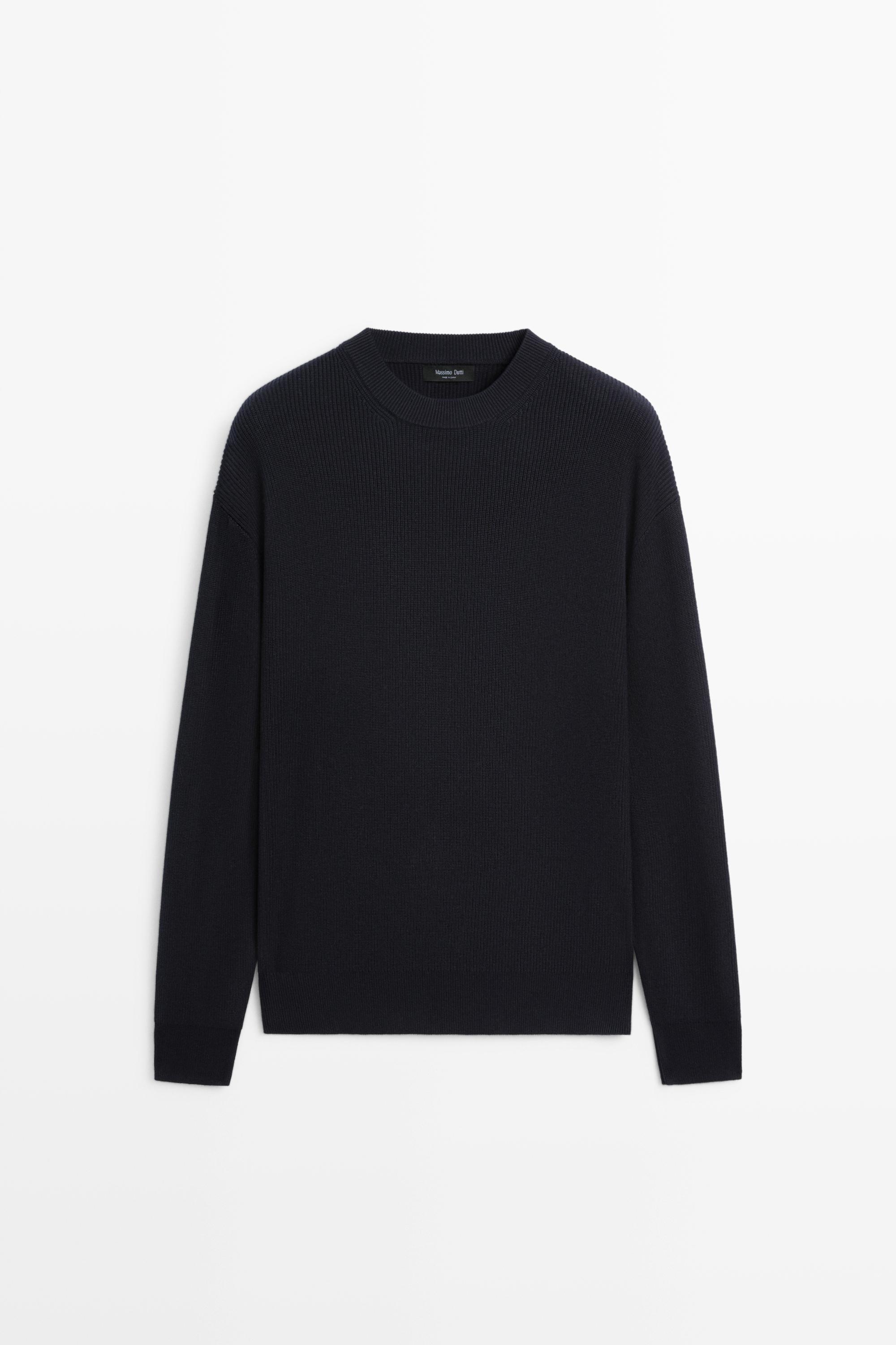 Round neck knit sweater