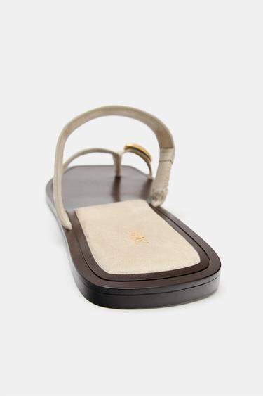 SANDALES EN CUIR AVEC DÉTAIL MÉTALLIQUE - Beige de Zara - Image 4