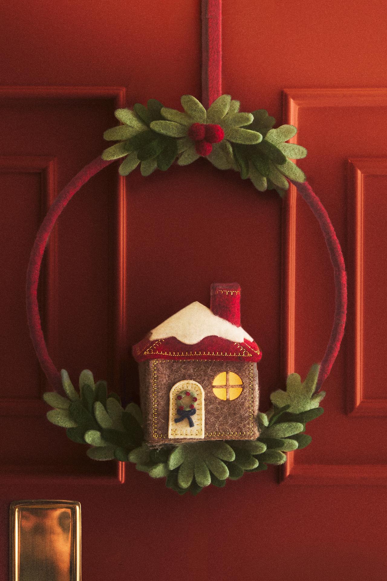 DECORATIVE CHRISTMAS FELT WREATH WITH LIGHT — Brown / Green
