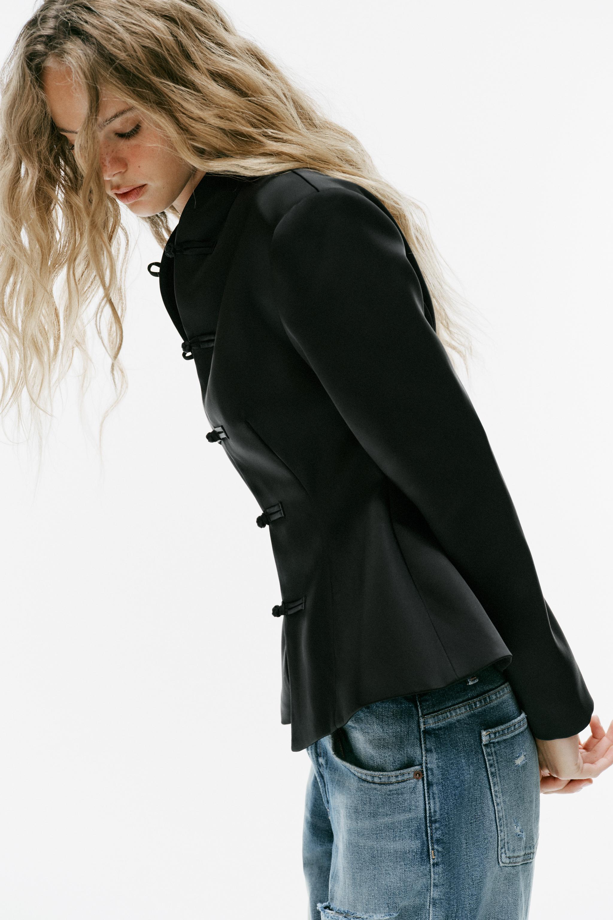 VESTE SATINÉE À BRANDEBOURGS