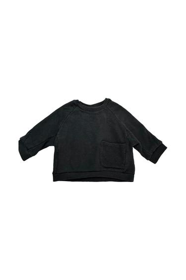 SWEATER WITH FRONT POCKET DETAIL.