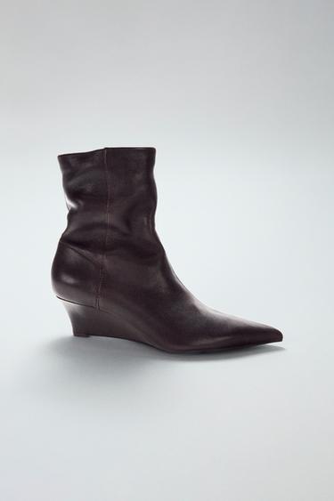 BOTINES DE PELL AMB TALÓ DE CUNYA - Marró Xocolata de Zara