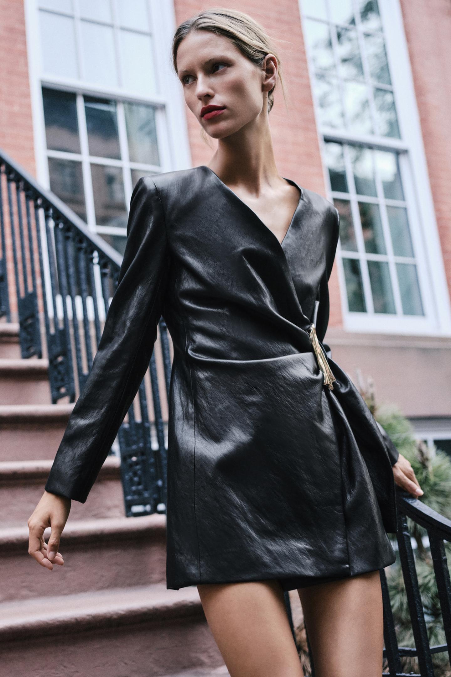 Женское платье Zara Faux Leather Dress with Gold-Tone Detail, цвет: Чёрный — фото 7