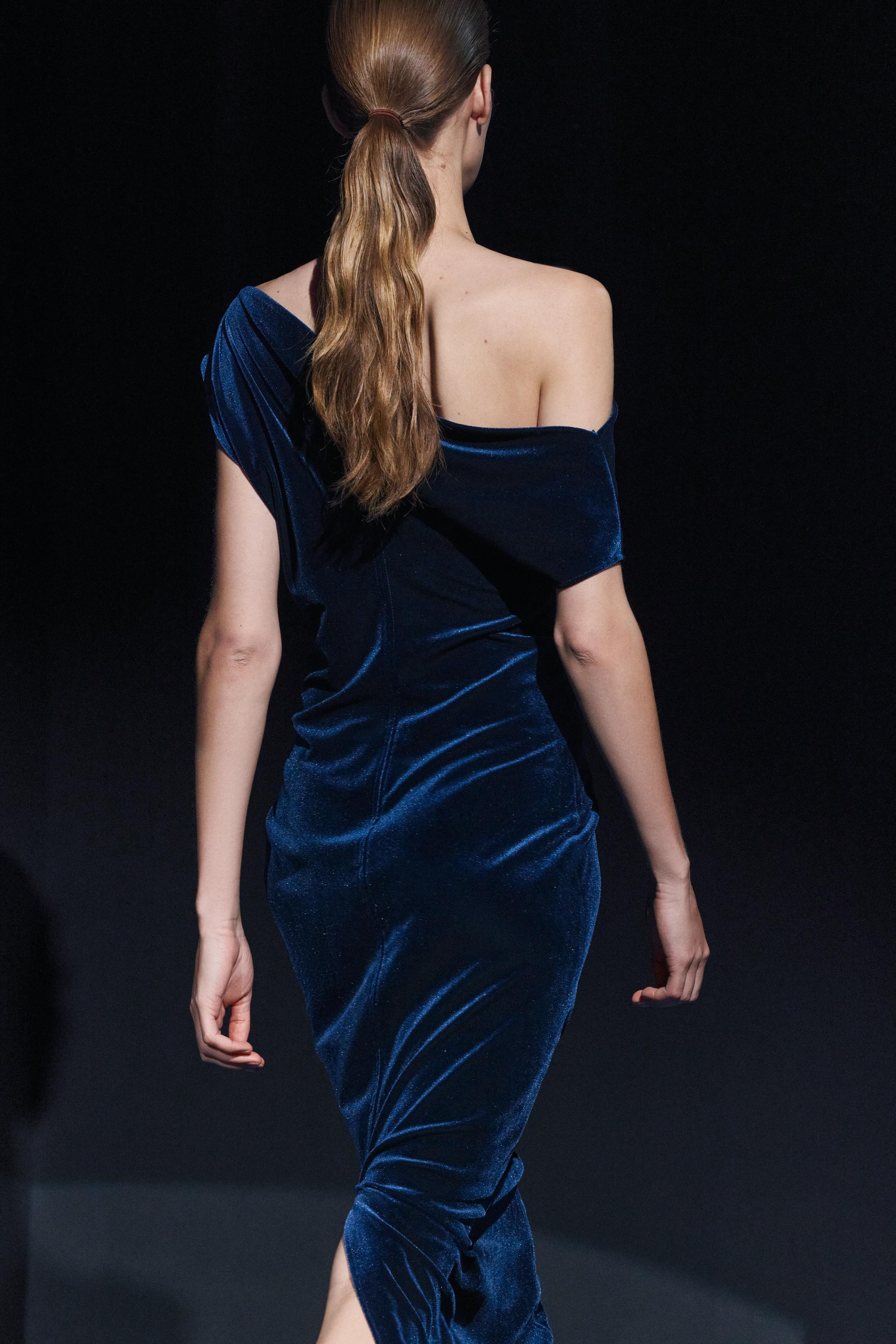 zara velvet dress blue HAPPY NEW YEAR EVERYONE This velvet dress from @zara looks gorgeous. Wearing size XS, true to size #zara #explorepage #fashion # velvetdress #bluedress Zara, Zara dress, Zara velvet dress, blue