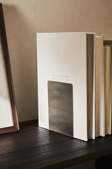 Zara METAL BOOK STAND - Matte silver