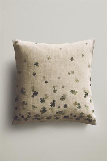 CLOVER CUSHION COVER - Light beige by Zara