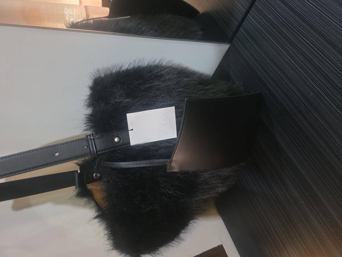 FAUX FUR BUCKET BAG - Image 2