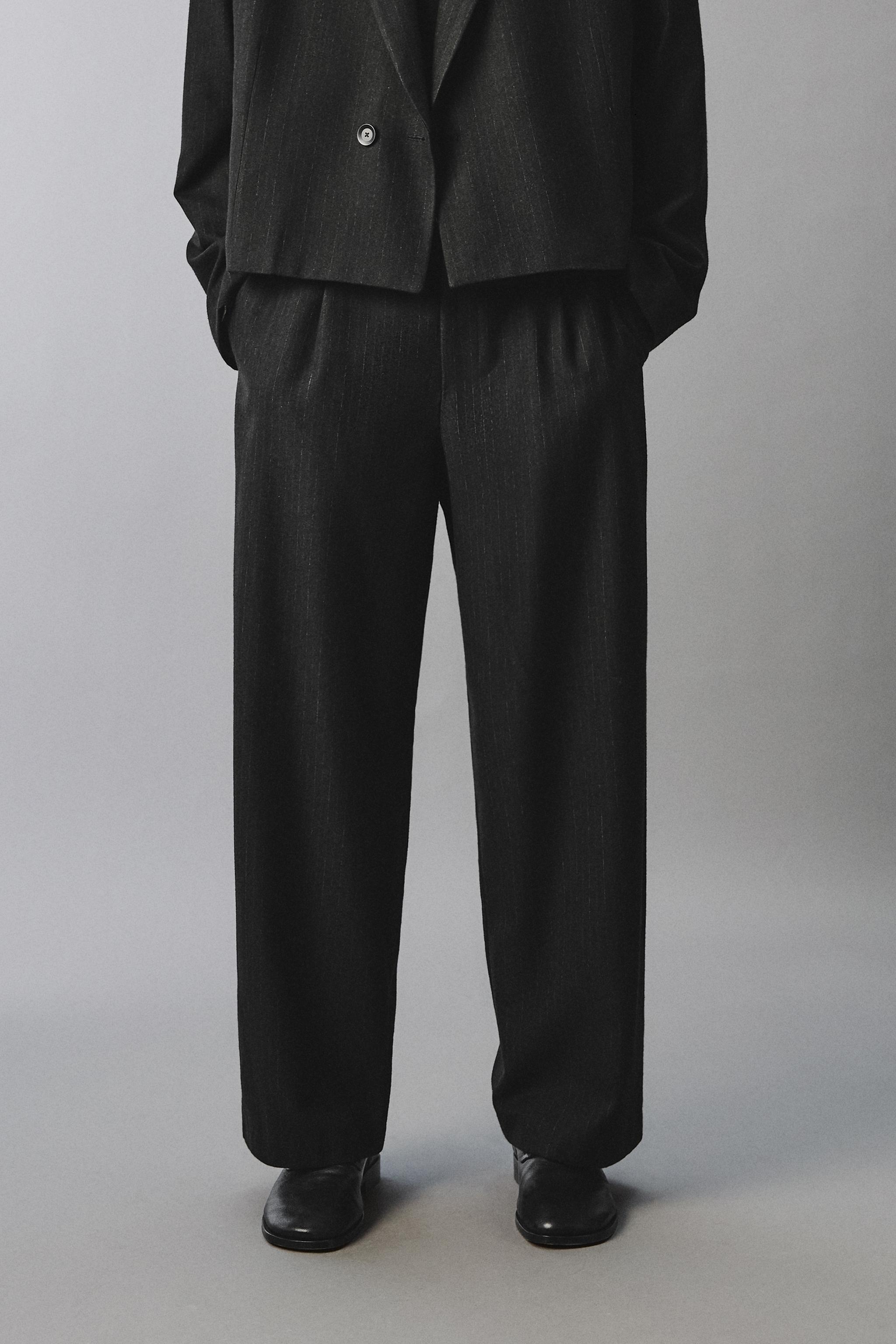 ピンストライプ柄プリーツスーツパンツ - ダークグレー | ZARA Japan