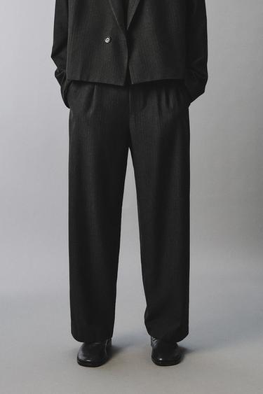 بنطلون بدلة بطيات وخطوط رفيعة - رمادي داكن by Zara