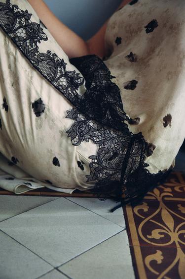 JUPE-PANTALON IMPRIMÉE DENTELLE - Écru / Noir de Zara - Image 2