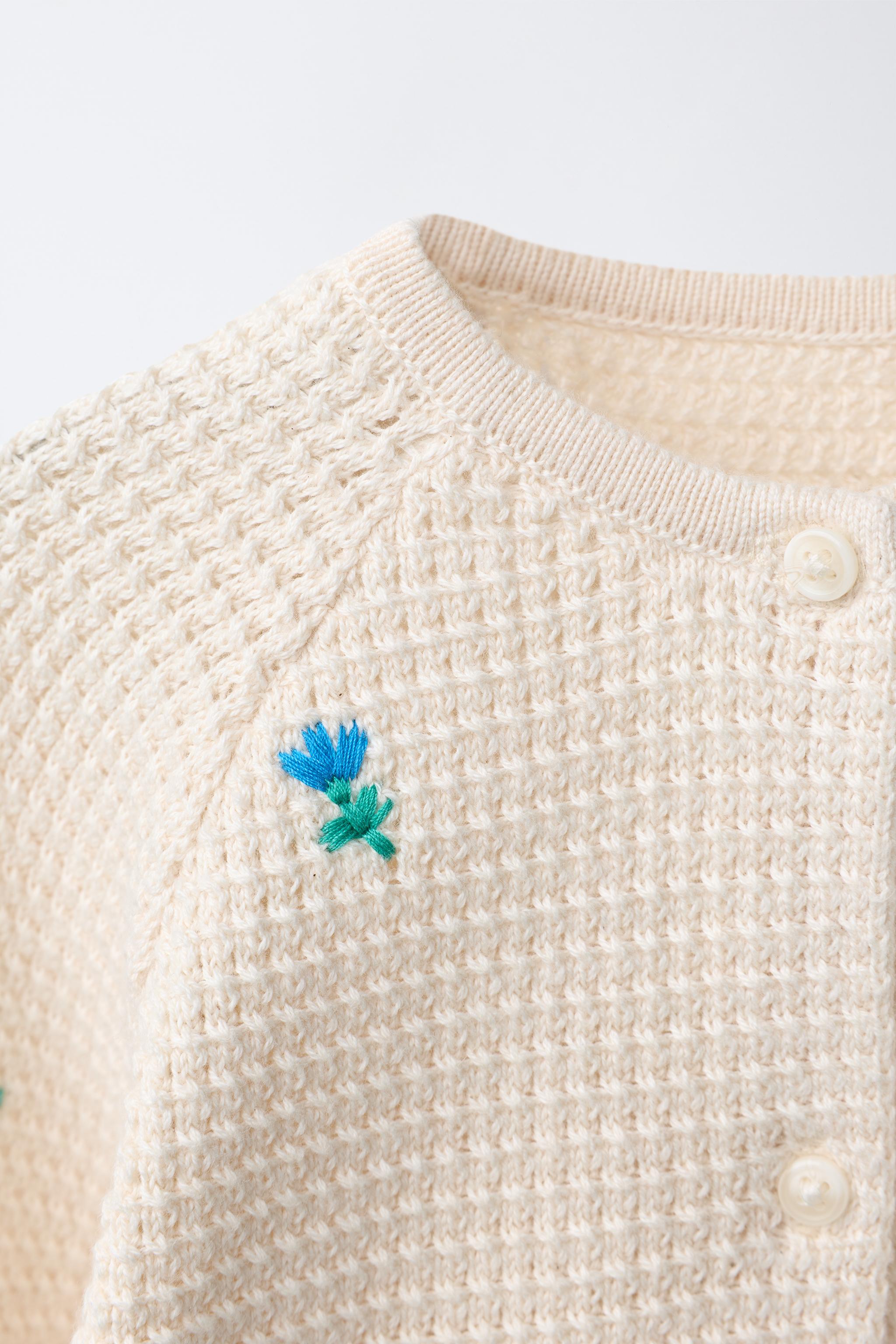 GILET EN MAILLE TEXTURÉE À FLEURS BRODÉES ET DENTELLE
