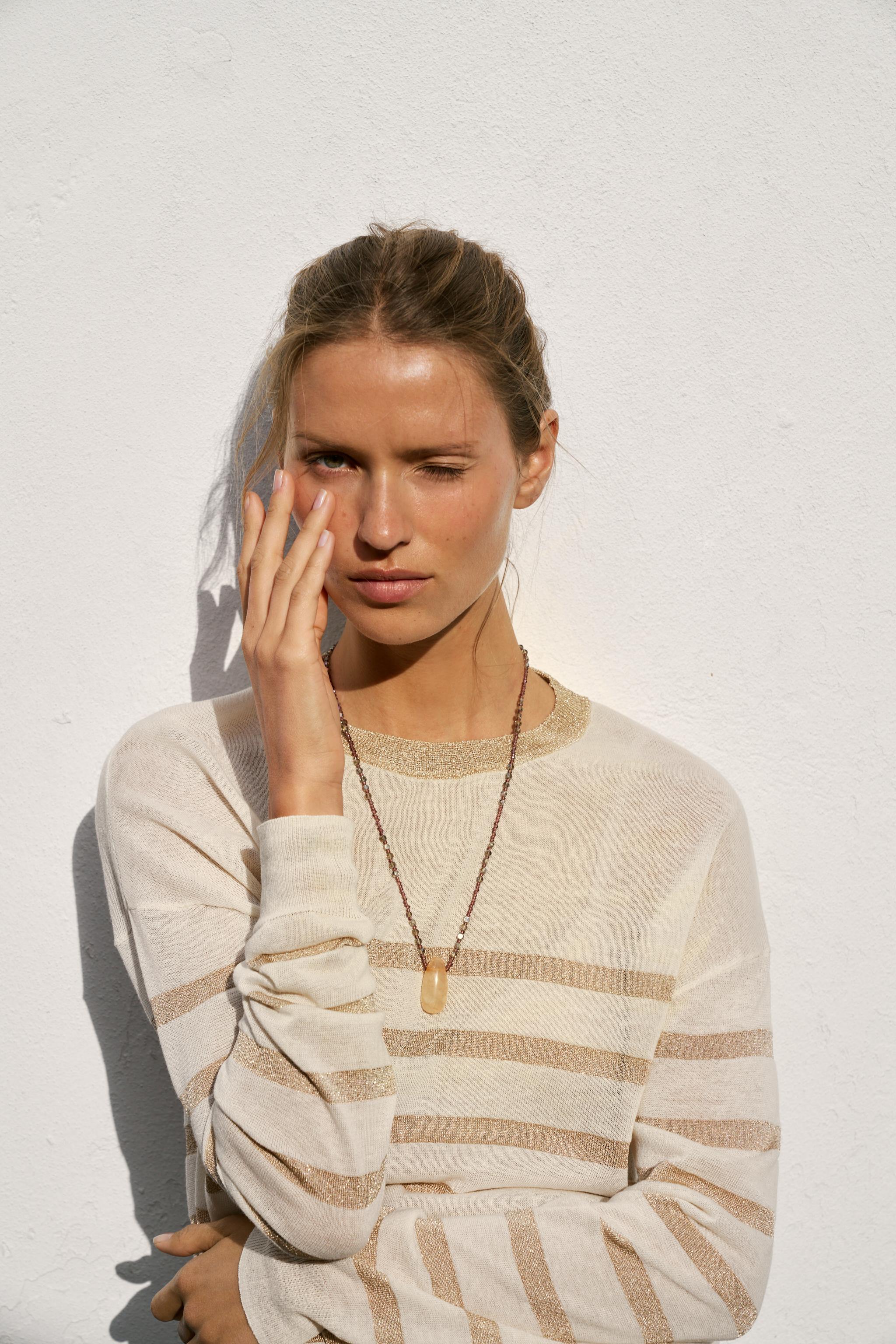 PULL EN MAILLE À RAYURES ET FIL MÉTALLISÉ