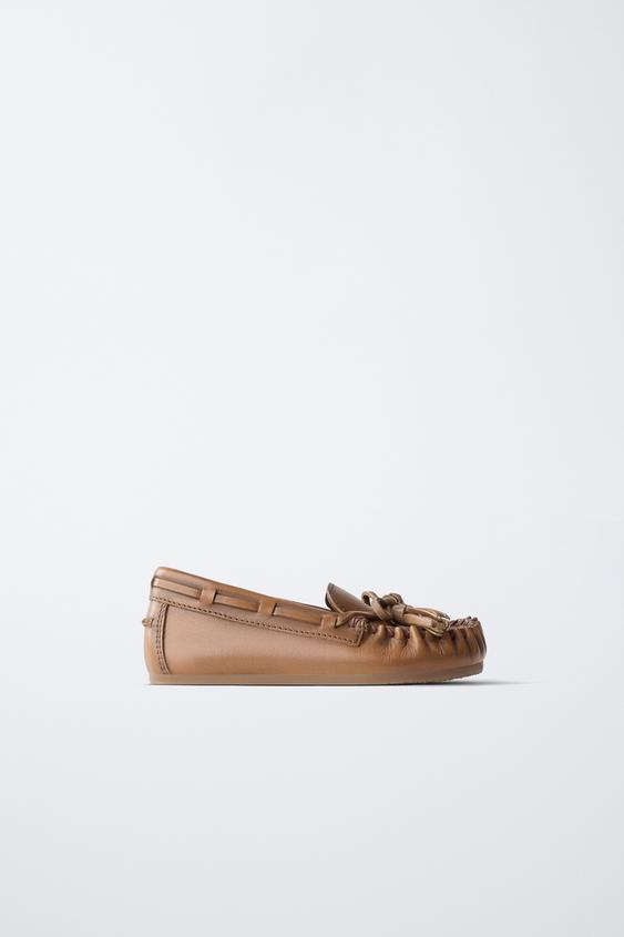 MOCASSINS À NŒUD EN CUIR - Marron de Zara - Image 0